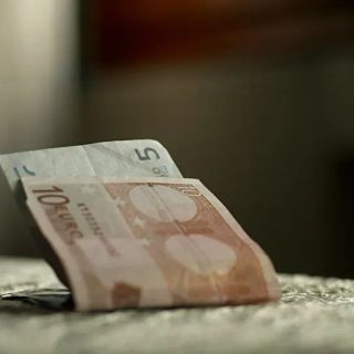 Dato allarmante: il 50% degli italiani risparmia 100 euro al mese