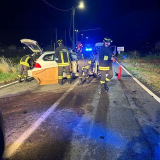 Lomello: auto si schianta contro un palo della luce, feriti due ragazzi
