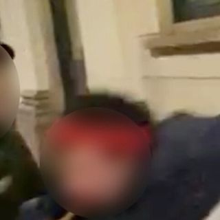 un momento dell'aggressione al giovane
