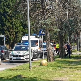 Magenta, ambulanza e autoinfermieristica in via Fanti per soccorrere un ragazzo impegnato nel taglio delle piante