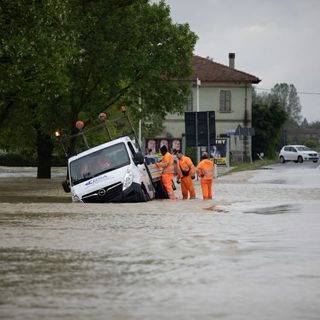 FOTO. Emilia Romagna piegata da piene e frane: due morti, un disperso, centinaia di evacuati. Aiuti dalla Lombardia