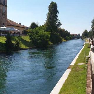 Robecco: dà in escandescenza in via Ripa Naviglio e distrugge la fioriera buttandola lungo la sponda