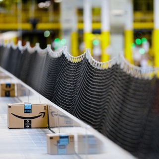 Amazon corre: 2 miliardi e mezzo per l’Italia, 500 assunzioni e nuovo centro a Novara