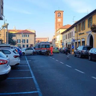 Magenta: auto che esce dal parcheggio urta donna in bicicletta che finisce al pronto soccorso