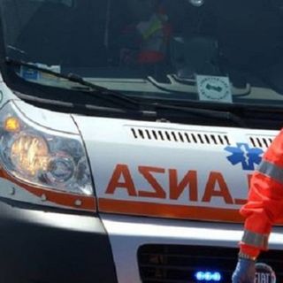 Gallarate, resta schiacciato tra due furgoni: operaio di 28 anni finisce al pronto soccorso