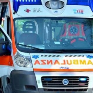 Incidente stradale a Trecate: motociclista settantenne gravemente ferito nello scontro con un camion