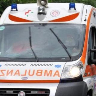 Sbalzato dalla moto cade dopo un volo di 15 metri: è grave