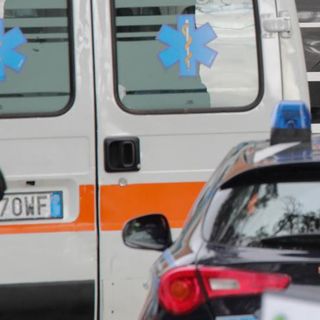 Tragedia a Rimini, donna si getta dal quinto piano con il figlio in braccio: morti sul colpo