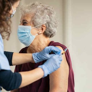 Vaccini agli over 80, la Lombardia: possono prenotarlo anche i familiari