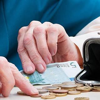 Busto Arsizio, 177mila euro sottratti ad anziani: ex contabile di servizi postali condannata a 3 anni e 6 mesi