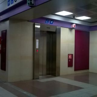Milano, sesso nell’ascensore della metro: denunciati