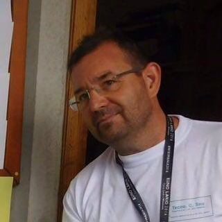 Pierluigi Beghetto, apicoltore, durante un'attività con i bambini: dalla sua pagina Facebook