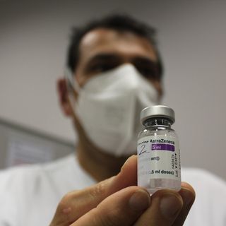 Il verdetto Ema: «AstraZeneca vaccino sicuro ed efficace. Non c'è alcun nesso con casi di trombosi»