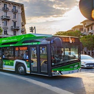 Milano, 48enne ucciso da bus: auto ferma ostruiva la visuale