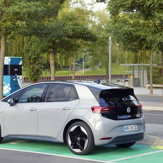 In Italia si vendono meno macchine (-20%) ma le elettriche volano: +500%