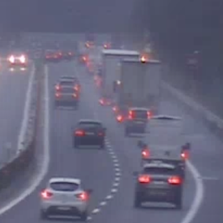 Veicolo si ribalta in autostrada: soccorsi tre ragazzi di 16 e 19 anni