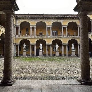 Pavia, docente universitario accusato di molestie: sospeso dall’Ateneo Pavia, docente universitario accusato di molestie: sospeso dall’Ateneo