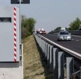 Sfreccia a 255 all’ora vicino a Novara: multa annullata, autovelox non omologato