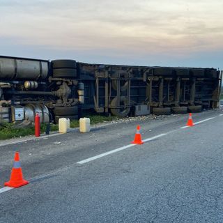 Pieve del Cairo: camion carico di rifiuti esce e si ribalta sulla provinciale 194