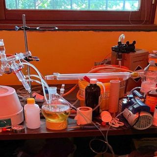 Droga: in casa a Novara grande laboratorio di metanfetamina (VIDEO)