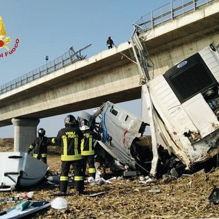 Tremendo schianto sulla Tangenziale Nord: automobilista morto, camion precipita nei campi