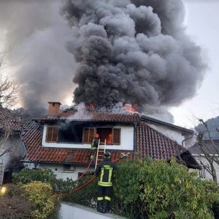 «Svegliati dalle urla e dalle fiamme»: Borgosesia sotto shock per il tragico rogo