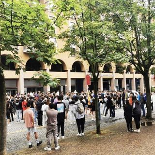 Lanterne in cielo a forma di cuore: gli amici ricordano i giovani morti a Busonengo FOTO e VIDEO