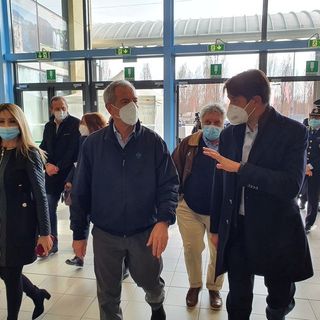 Bertolaso a MalpensaFiere: «Qui vaccineremo cinquemila persone al giorno»