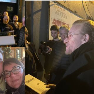 Bono oggi mentre incontra la folla di fans, tra cui i Pisani, raggianti