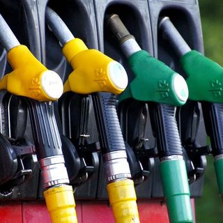 Caro benzina, il Codacons presenta un esposto a 104 Procure: «Indagare per truffa»