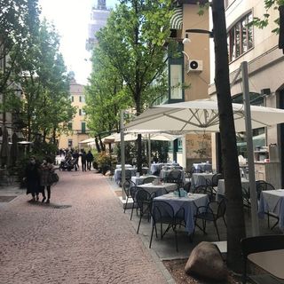 Lo schema delle possibili riaperture: consumazione ai banconi dei bar da lunedì 24. Ristoranti al chiuso dal 1° giugno forse anche a cena