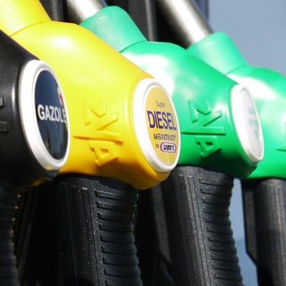 Sospeso lo sconto carburante: dal 1° marzo stop al pieno a prezzo agevolato