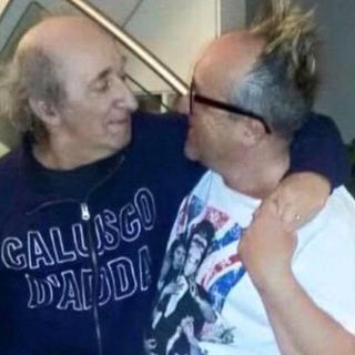 La foto postata da Max Cavallari, abbracciato al suo e al nostro Bruno Arena, prima dell'ultima puntata di Zelig di cui sarà ospite