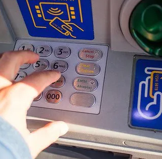 Problemi con bancomat e carte: «Servizi in parte riattivati, ma permangono malfunzionamenti»