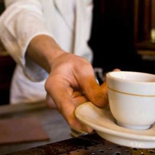 Magentino: consumano nei bar, non pagano e se ne vanno. Allarme tra i commercianti per una coppia di truffatori