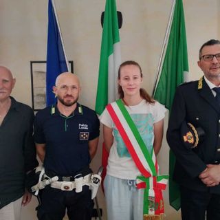 Un agente della Polizia locale di Bareggio salva la vita ad un uomo in arresto cardiaco