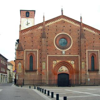 Mortara, fanno esplodere petardi in basilica, identificati i vandali