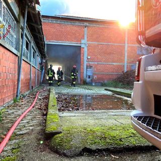 Candia: incendio in un deposito dismesso, 2 ore di lavoro per domare le fiamme