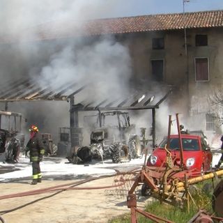 Cassolnovo: incendio in un cascinale, bruciati mezzi agricoli