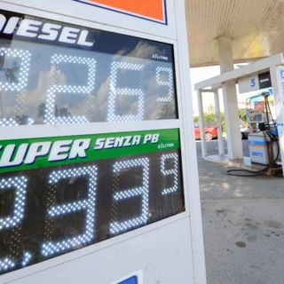 Codacons: in 1 anno benzina +28%, gasolio +37. Esposto a 104 Procure