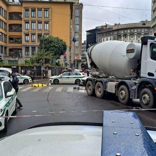 Milano, donna 39enne in bici travolta e uccisa da betoniera