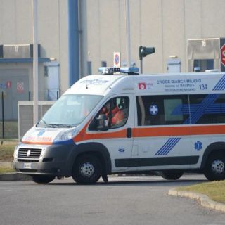 Infortunio sul lavoro alla Lindt di Magenta: 20enne trasferito al pronto soccorso in codice giallo