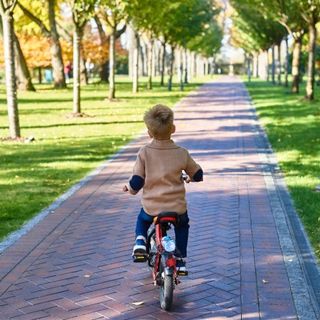 Milano, bambino in bici urta anziana che muore: indagato il padre