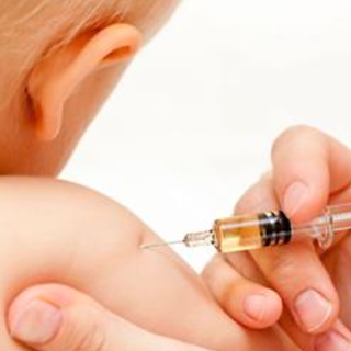 Da pediatri e neonatologi una guida contro paure e bufale: come proteggere davvero i bambini con la vaccinazione