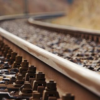Linea ferroviaria Novara-Milano bloccata: investito un uomo dal treno all’altezza di Sedriano
