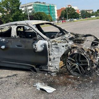 Bmw elettrica in fiamme a Magenta, si ipotizza l’autocombustione