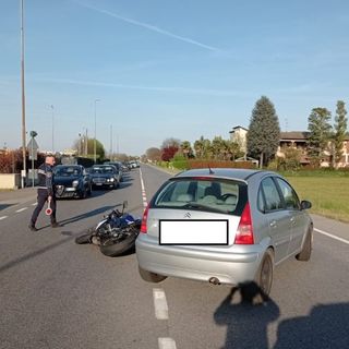 Scontro auto-moto lungo la statale 11 a Boffalora Ticino: centauro finisce in ospedale
