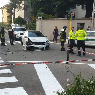 Incidente all’incrocio semaforico di via Garibaldi a Boffalora Ticino: feriti e auto distrutte