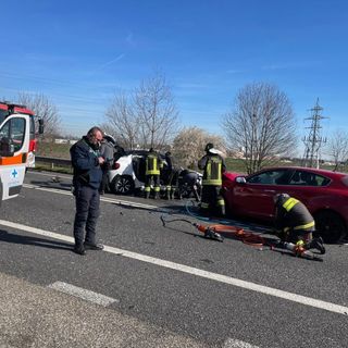 Boffalora-Malpensa, ennesimo incidente nel tratto senza spartitraffico a Marcallo: cinque feriti, ragazza estratta dai Vigili del Fuoco