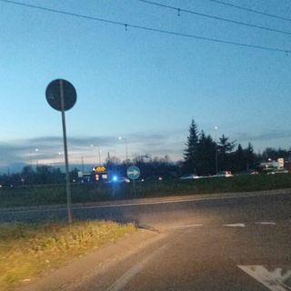 Magenta: betoniera tampona un’auto alla rotonda della Boffalora Malpensa, donna ferita